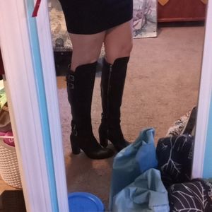 Knew high heel boots